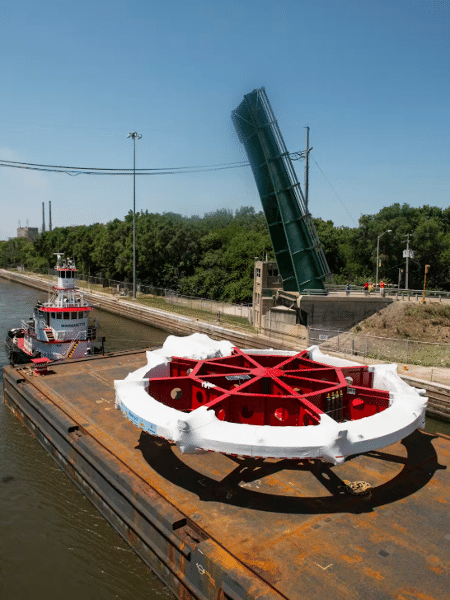 O anel gigante de ímãs usado para estudar o magnetismo do múon foi transportado de Nova York para Chicago em 2013 O anel gigante de ímãs usado para estudar o magnetismo do múon foi transportado de Nova York para Chicago em 2013