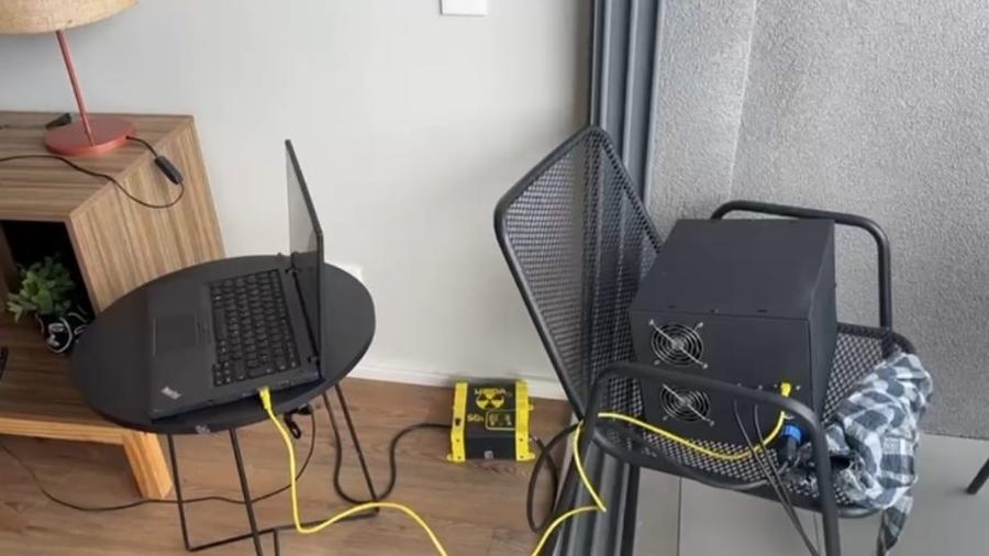 Estrutura de central de envio de SMS encontrada em apartamento no bairro do Morumbi, em São Paulo Estrutura de central de envio de SMS encontrada em apartamento no bairro do Morumbi, em São Paulo